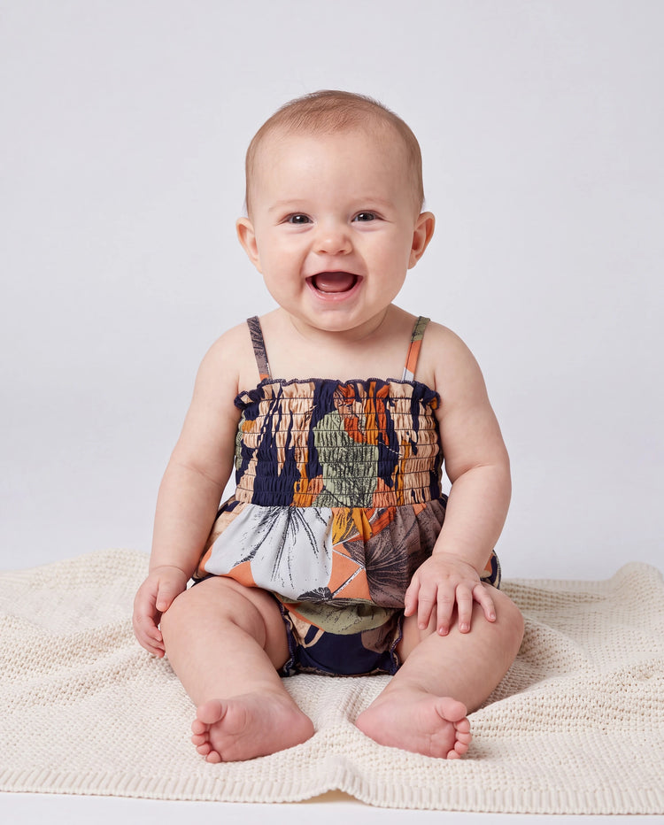 Familienpassende Jumpsuits mit tropischem Blumendruck und gesmoktem Oberteil und breitem Bein für Mama und mich tiefblau