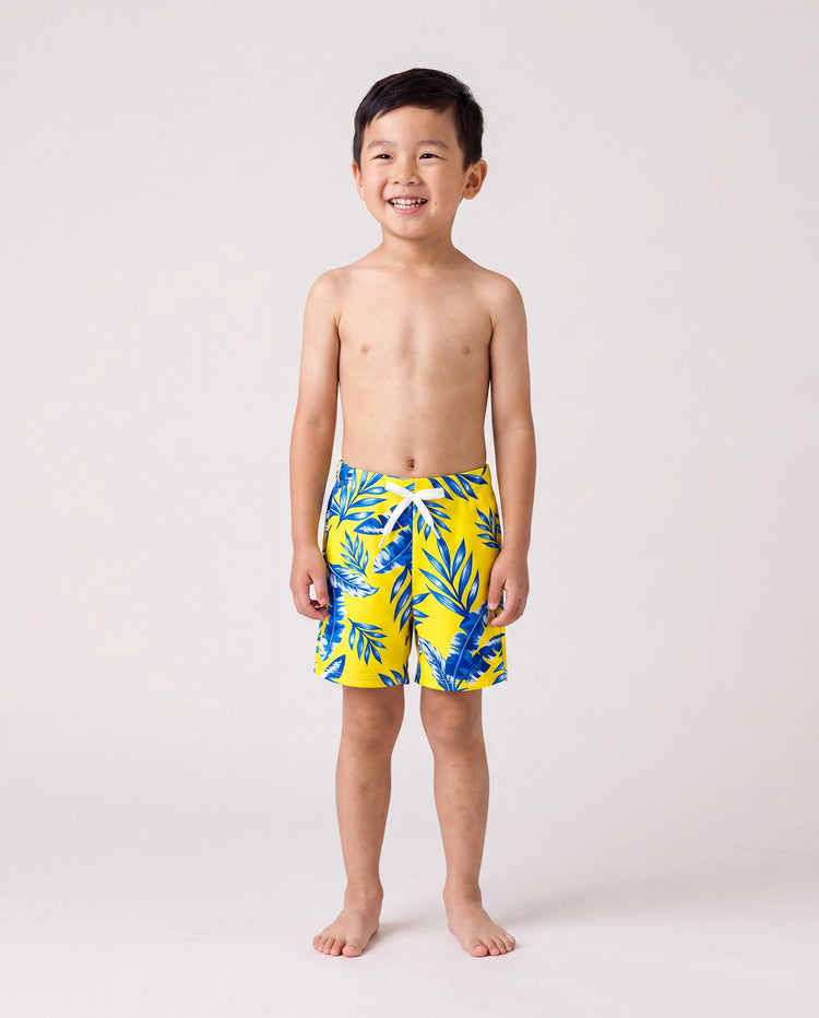 Familientaugliche Badehose mit gelbem Blattprint oder Bikini mit gerüschten Flatterärmeln und optionalem Badeüberwurf gelb