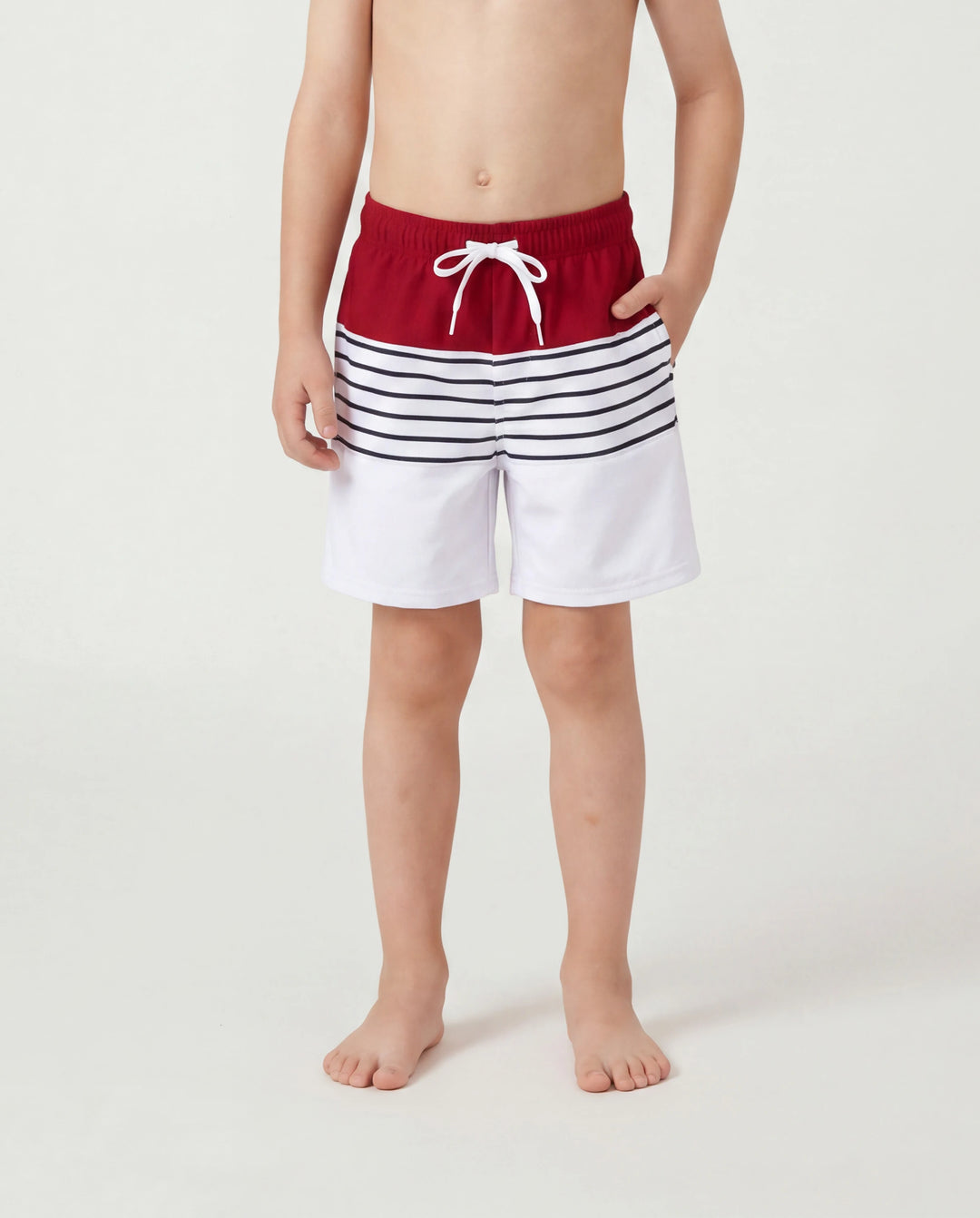 Passende Badeanzüge für die Familie Rot gestreifter One-Shoulder-Bikini oder Badehose mit Colorblock Passende Strandoutfits für Sommer, Kreuzfahrt, Urlaub rot