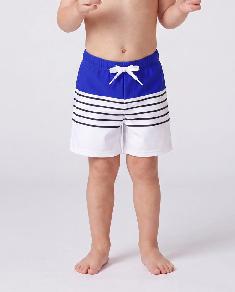 Passende blaue Badehose mit Kordelzug oder blauer Badeanzug mit einteiligen Trägern
 blau