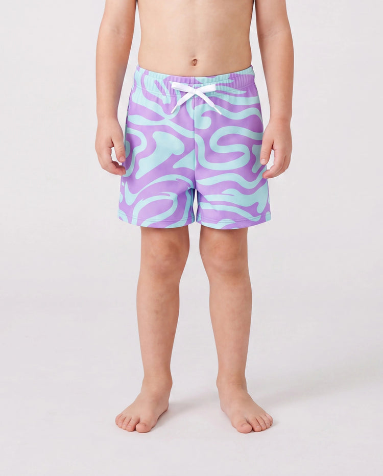 Familienpassende, trendige Badehose mit lila und blauem Wellendruck oder einteiliger Badeanzug mit Taillenausschnitt lila