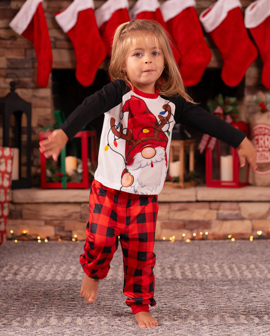 Pijama familiar navideño a juego con estampado de Papá Noel, mangas raglán y calcetines navideños (certificado SGS) en rojo