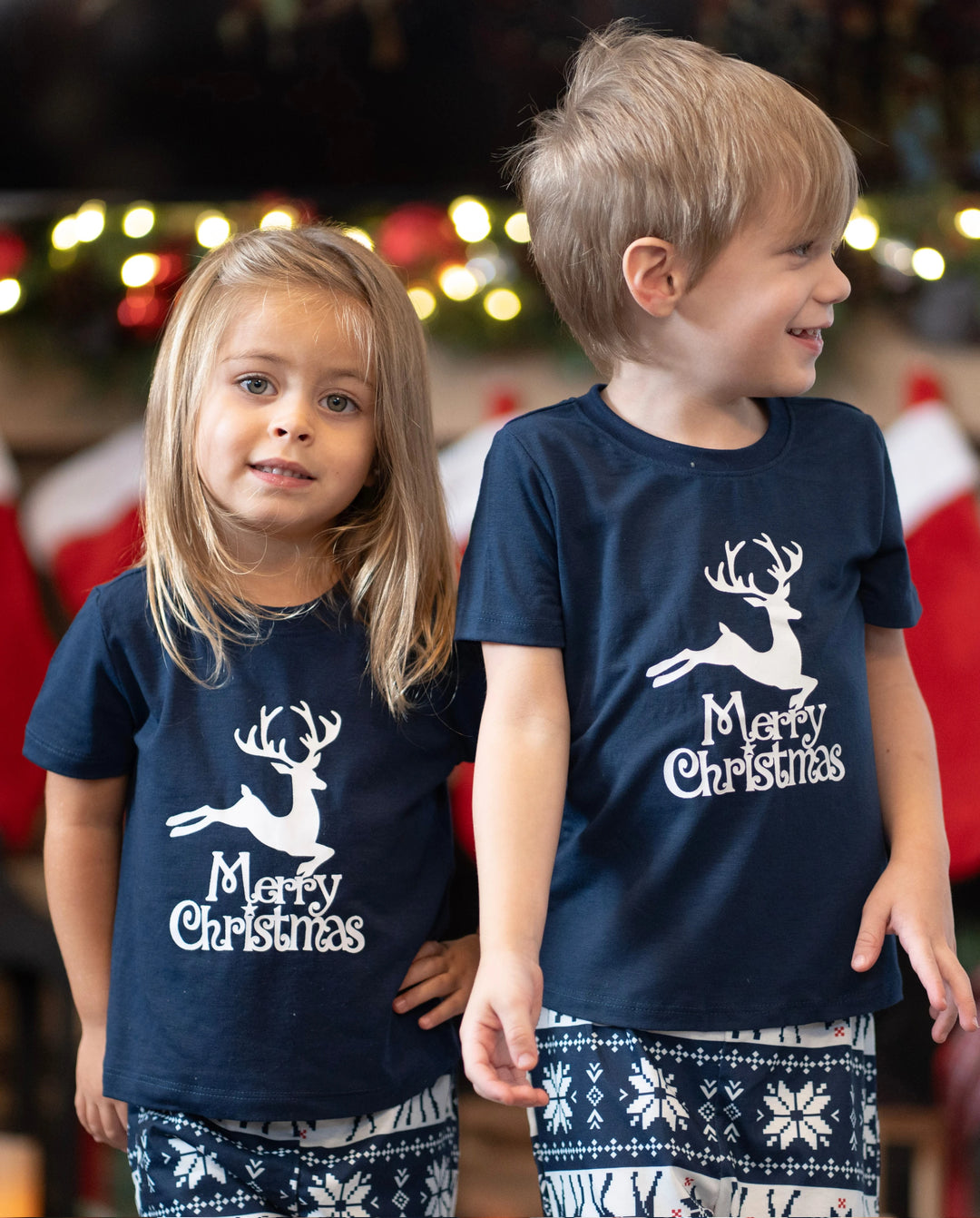 Pijamas familiares a juego con estampado navideño de renos que brillan en la oscuridad y calcetines navideños en azul oscuro