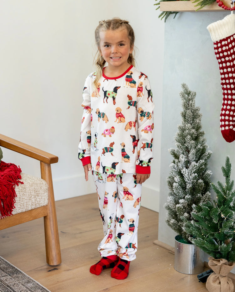 Conjunto de pijama familiar navideño a juego con estampado de varios perros y calcetines navideños color albaricoque