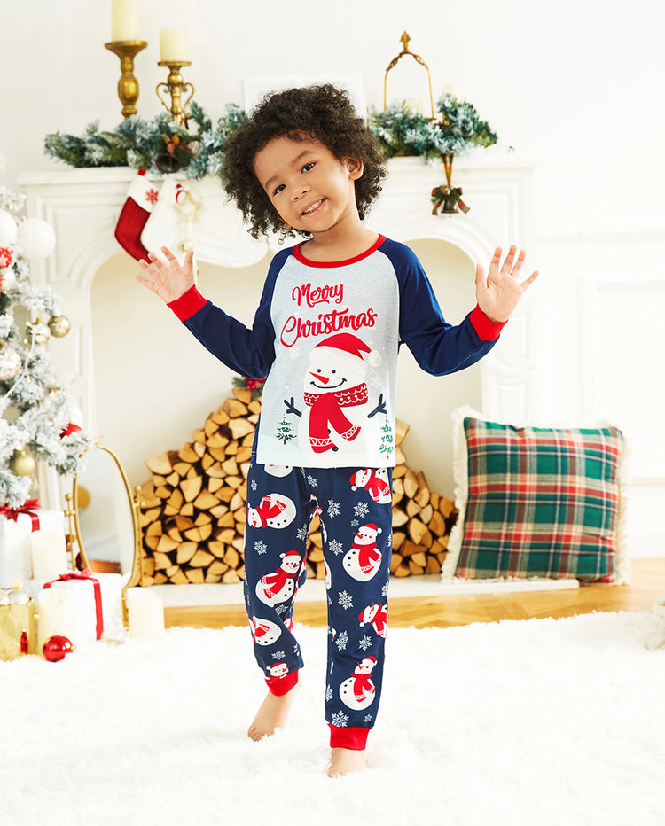 Pijamas familiares a juego con estampado de letras y muñeco de nieve navideño, mangas raglán y calcetines navideños en bloques de color.