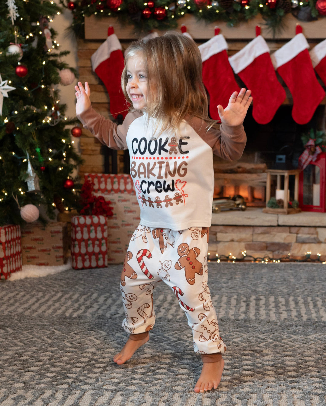 Pijama familiar navideño a juego con letras y hombrecito de jengibre, de manga larga, con calcetines navideños en color caqui.