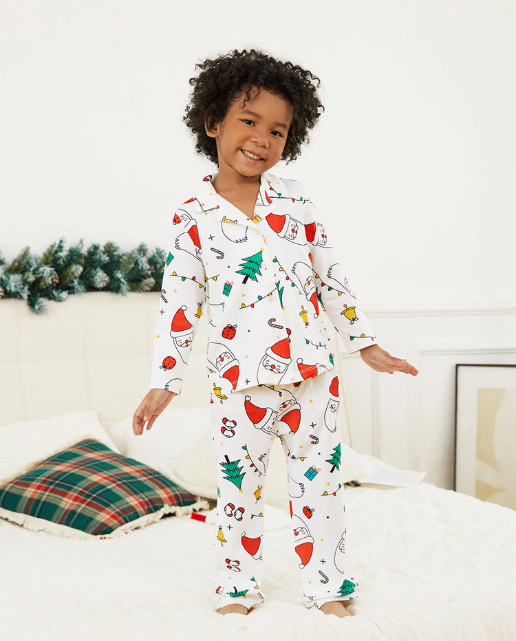 Conjunto de pijama de manga larga con estampado navideño familiar, colorido y festivo, con calcetines navideños blancos