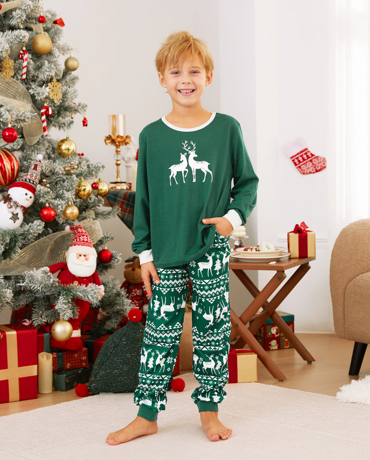 Conjunto de pijama familiar navideño con renos que brillan en la oscuridad, pantalones con estampado completo y calcetines navideños de color verde negruzco.
