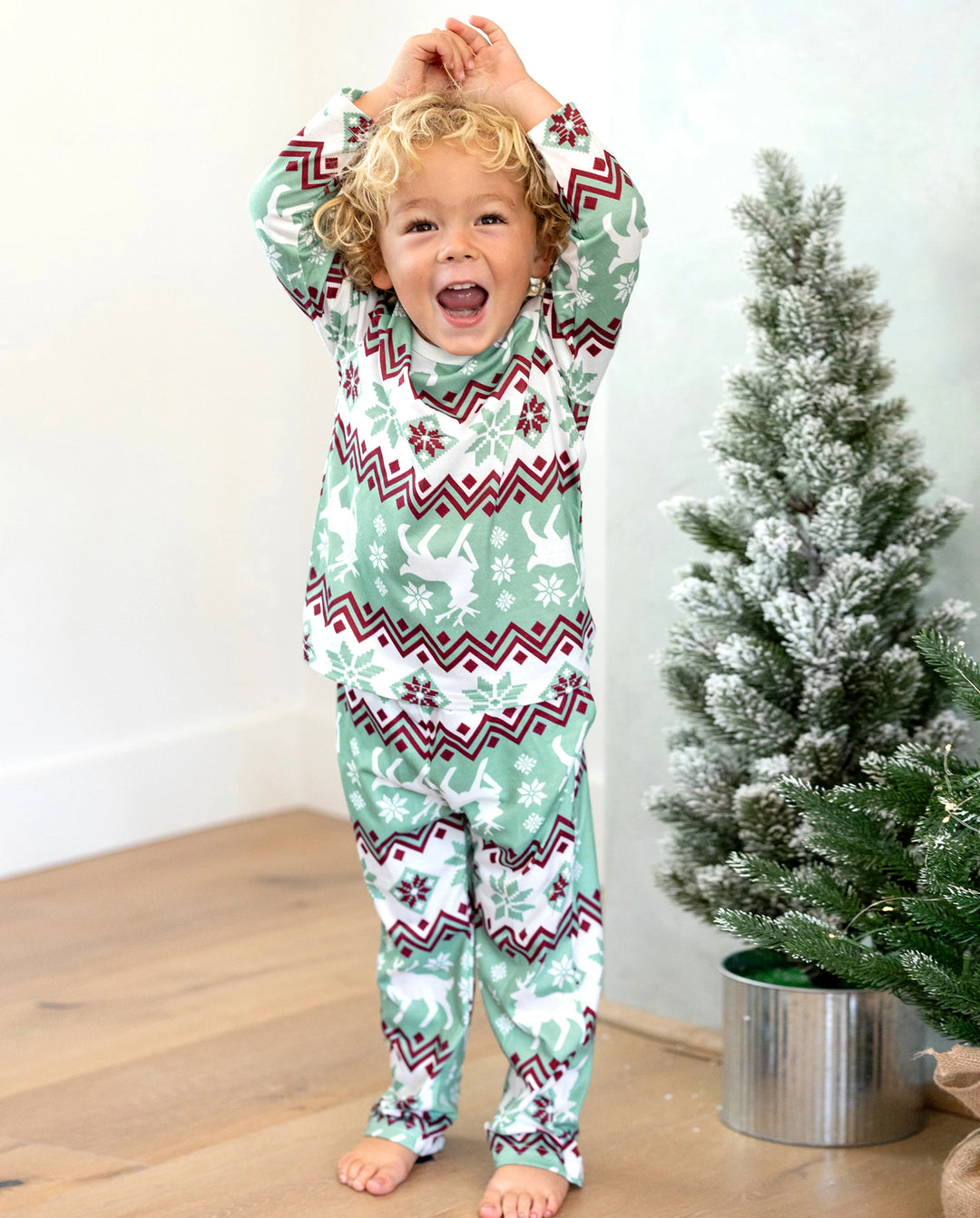 Conjunto de pijama familiar navideño a juego con estampado navideño de copos de nieve y calcetines navideños verde pálido