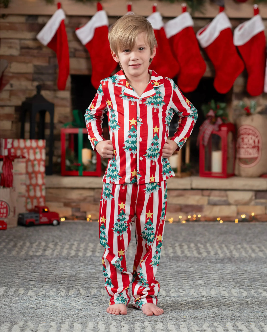 Pijama familiar navideño a juego con estampado de árboles y rayas de manga larga con calcetines navideños rojos