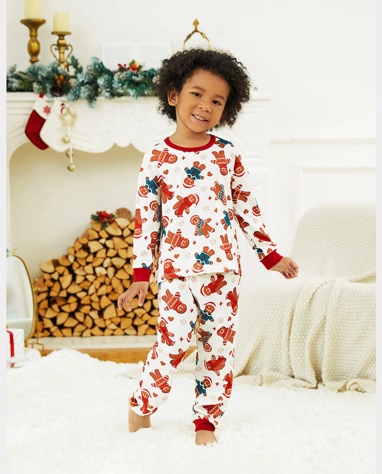 Pijama familiar navideño a juego con estampado de hombrecito de jengibre y calcetines navideños blancos