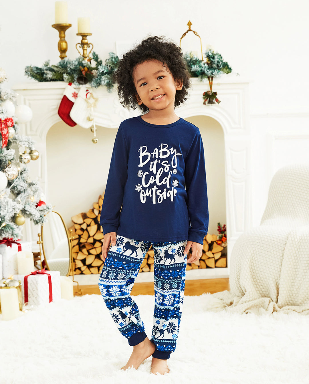Pijama navideño con renos y letras a juego para toda la familia, en azul oscuro.