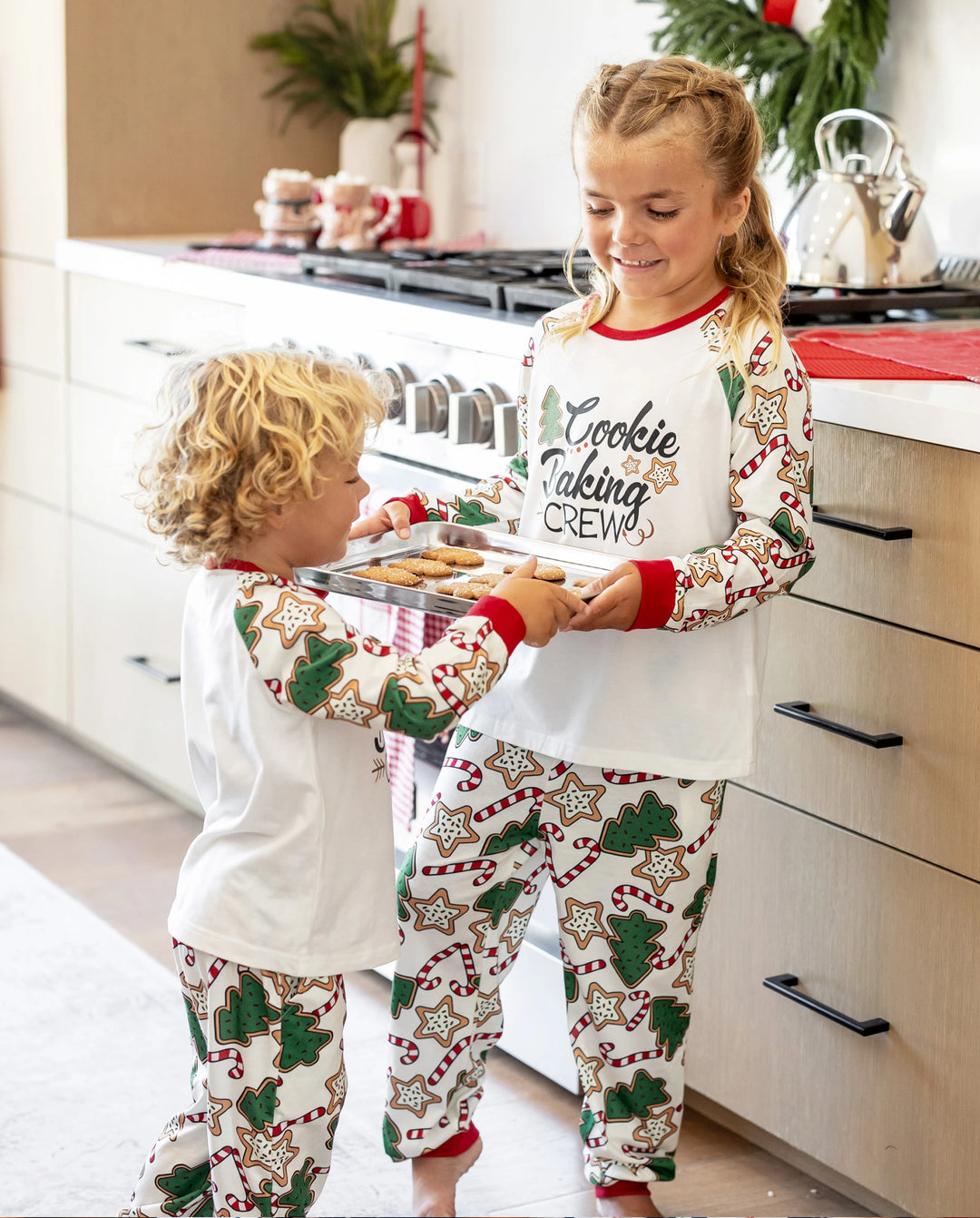 Ensemble pyjama de Noël assorti pour toute la famille, imprimé sapin de Noël rouge et abricot, avec chaussettes de Noël abricot