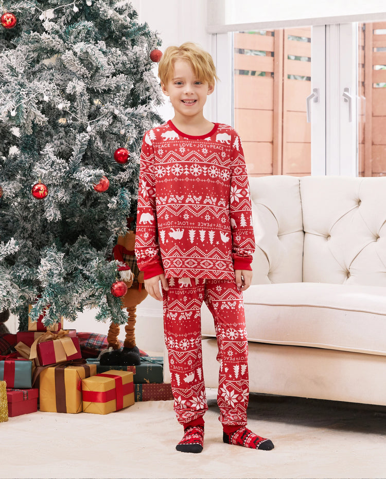 Pijamas familiares a juego con estampado navideño tradicional y calcetines navideños rojos