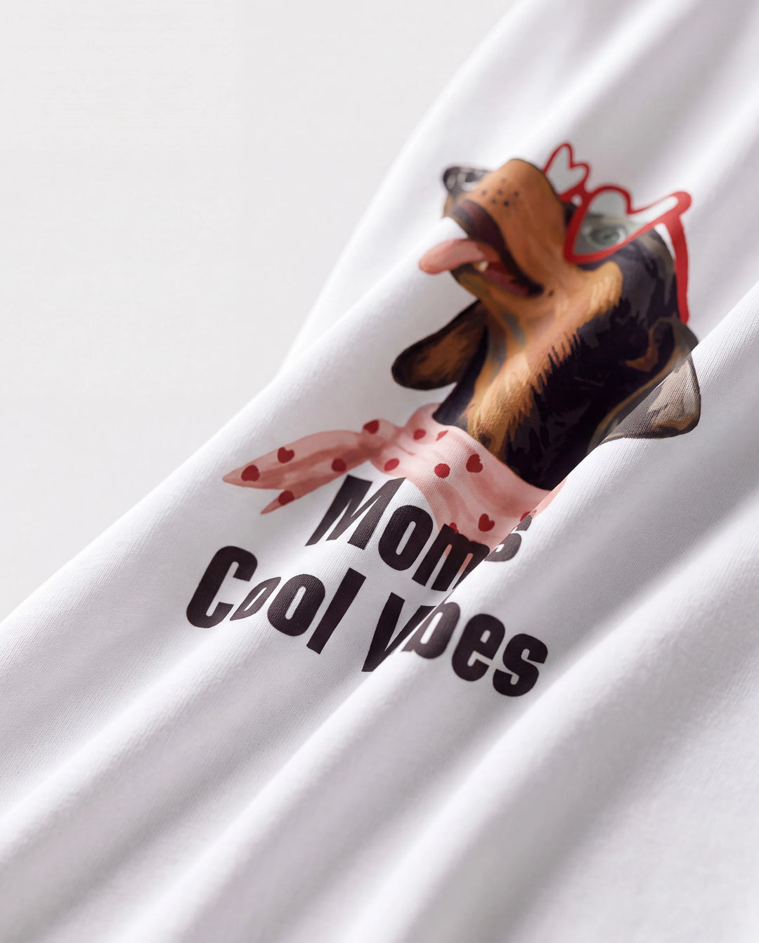 Mommy-and-Me Dackel-Graphic-T-Shirts – „Mom’s Cool Vibes“ Matching Baumwoll-T-Shirt mit Hunde-Print in Weiß.
