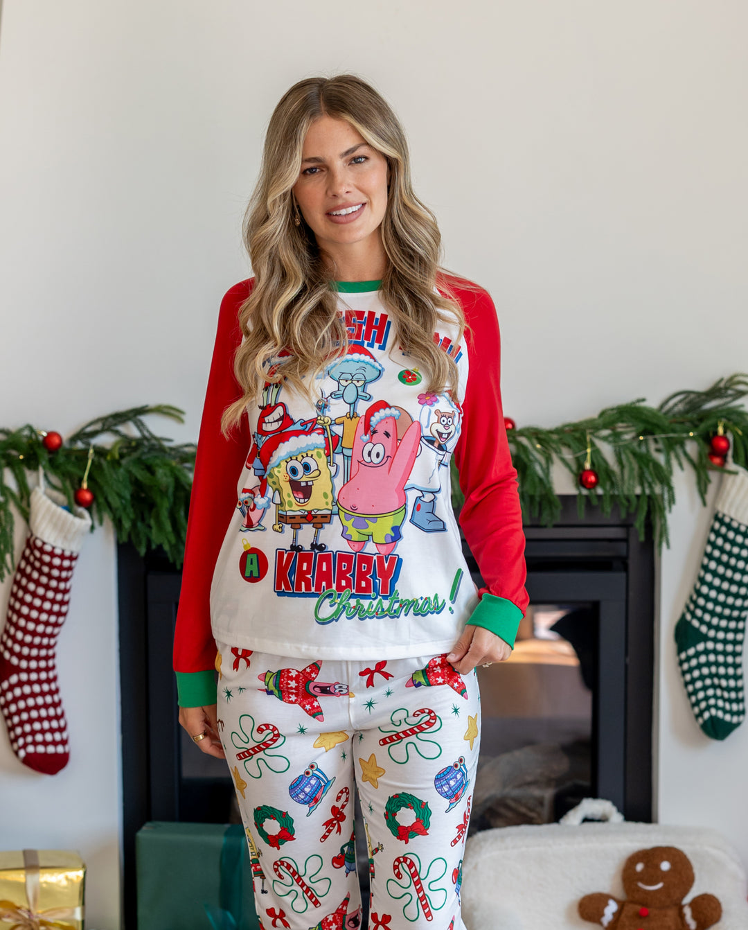 Conjuntos de pijamas navideños a juego con bloques de colores y calcetines navideños de Bob Esponja.