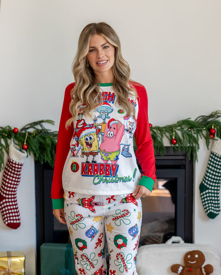 Conjuntos de pijamas navideños a juego con bloques de colores y calcetines navideños de Bob Esponja.