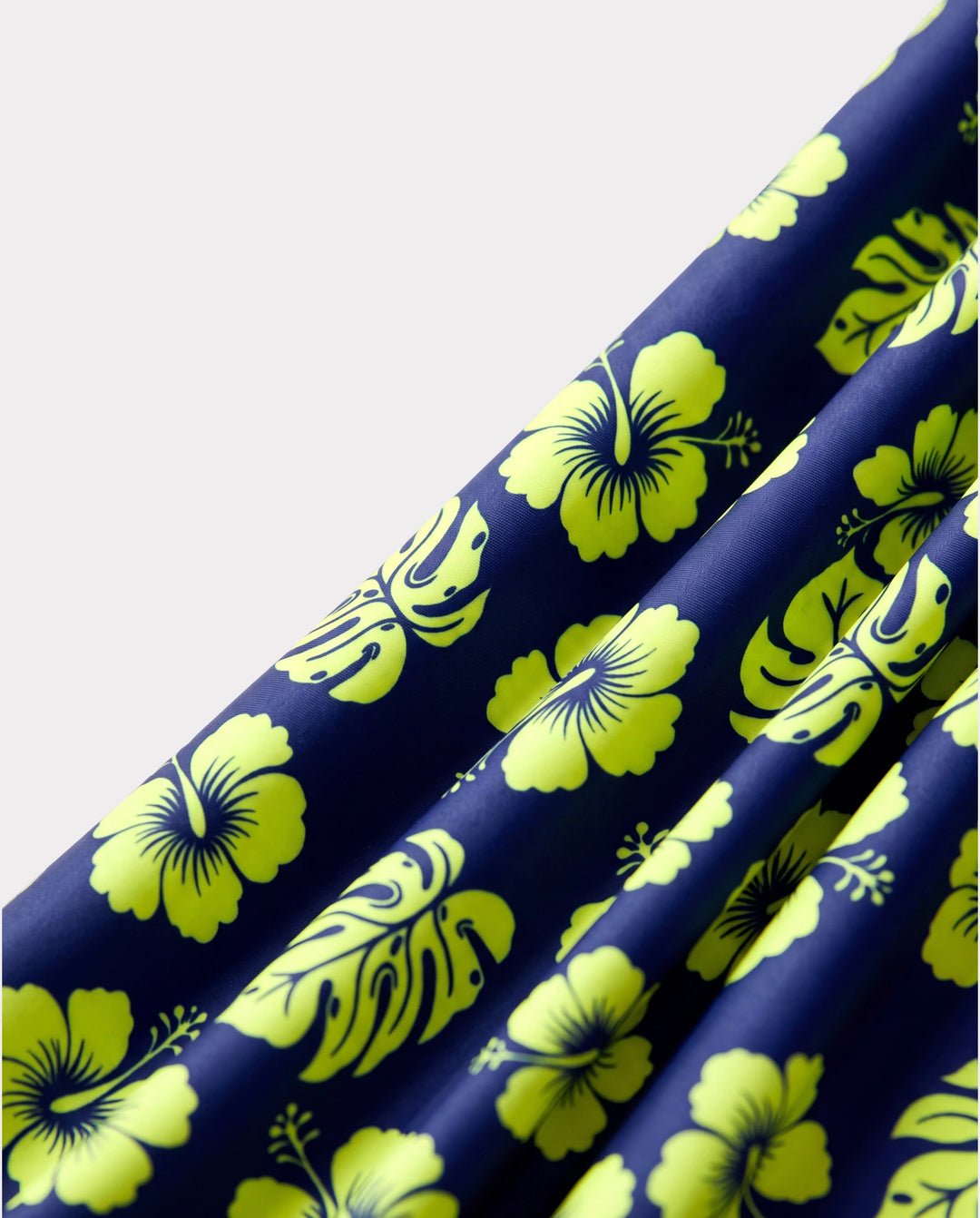 Conjunto de bañador corto para niño pequeño con estampado floral tropical en azul profundo