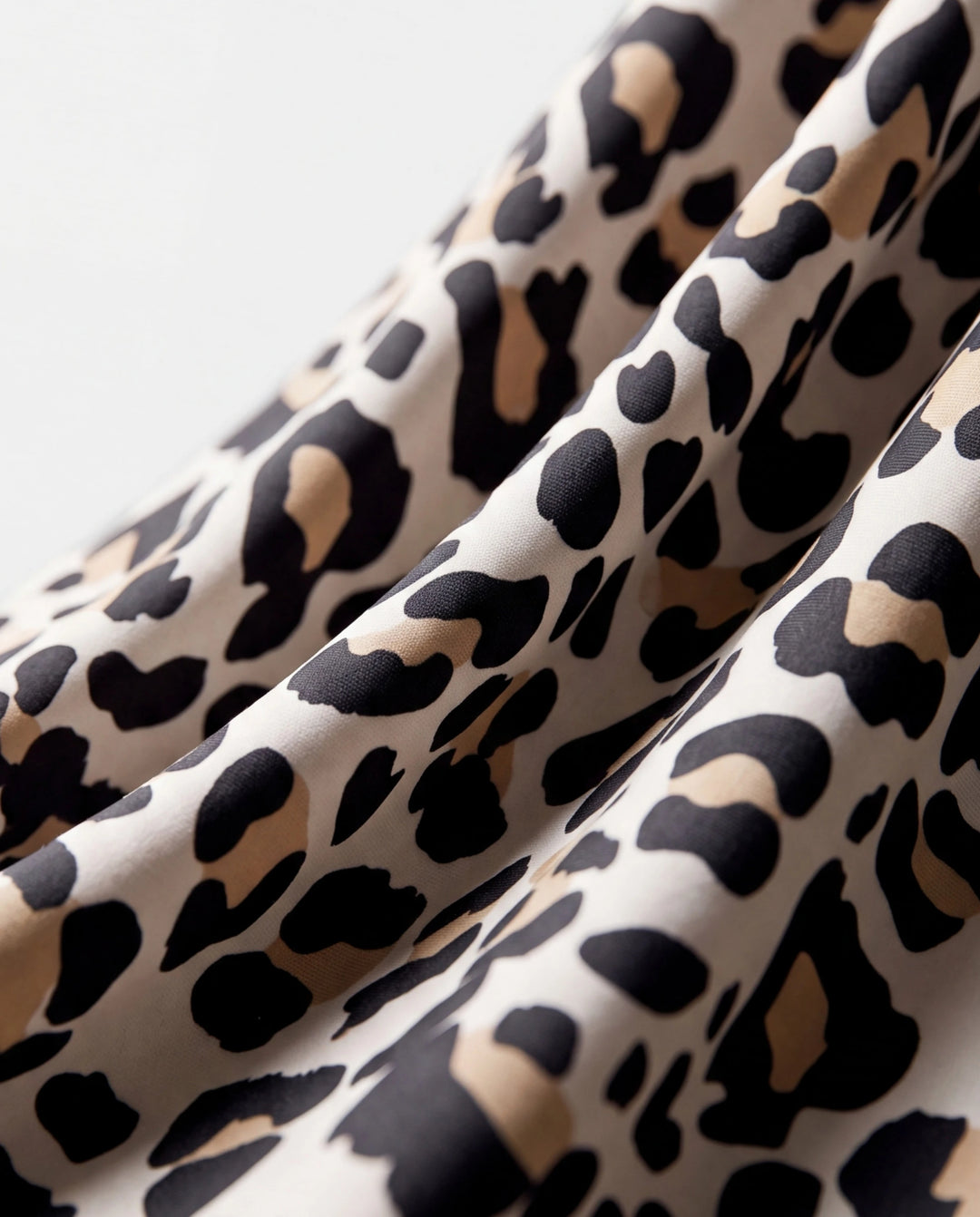 Bikini de dos piezas con falda para niña pequeña con estampado de leopardo, cuello con volantes y cordón negro