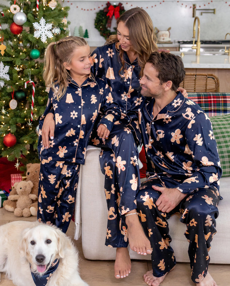 Pyjamas de Noël assortis pour toute la famille, motif bonhommes en pain d’épices, satin bleu marine