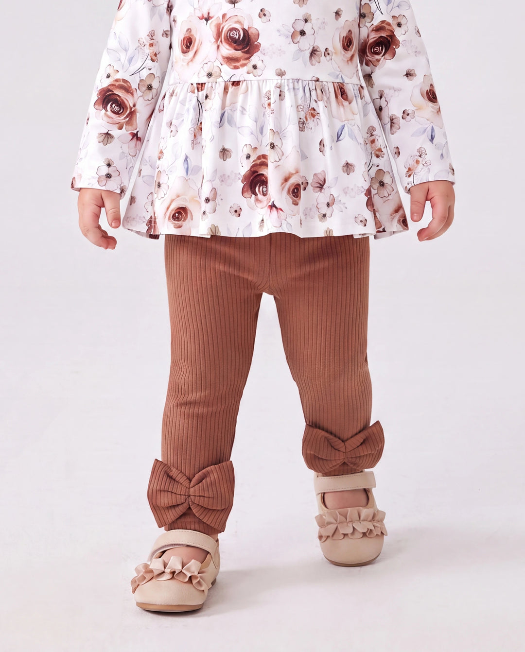 Conjunto de 2 piezas de ropa para bebé niña con mangas abullonadas y flores grandes
 Marrón