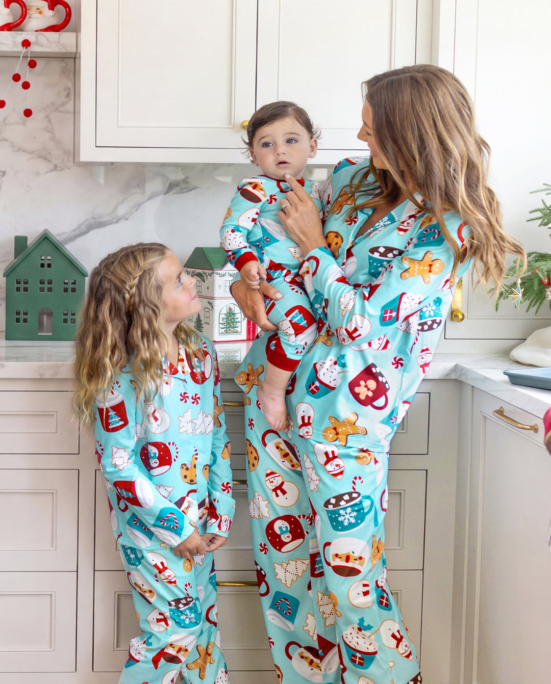 Pyjamas de Noël assortis pour la famille, imprimé bonhommes en pain d’épices et mug, bleu