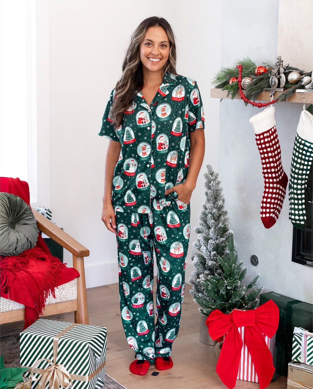 Conjunto de pijama familiar navideño a juego con estampado navideño de Papá Noel en turquesa