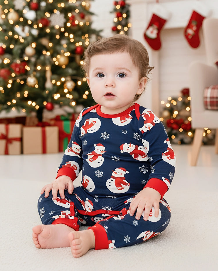 Pijamas familiares a juego con estampado de letras y muñeco de nieve navideño, mangas raglán y calcetines navideños en bloques de color.