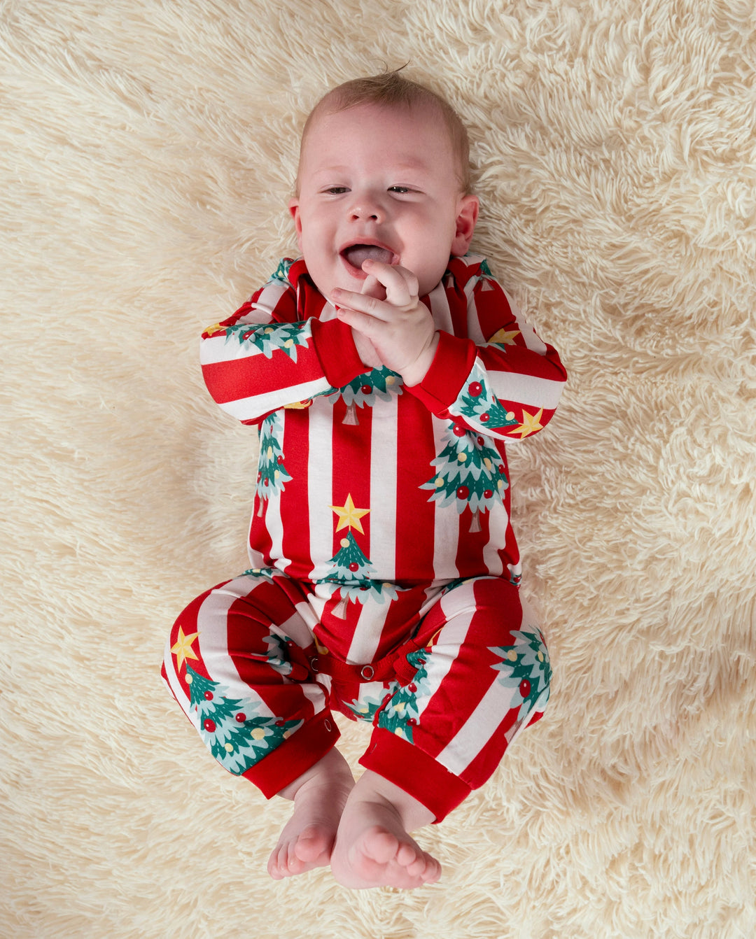 Pijama familiar navideño a juego con estampado de árboles y rayas de manga larga con calcetines navideños rojos