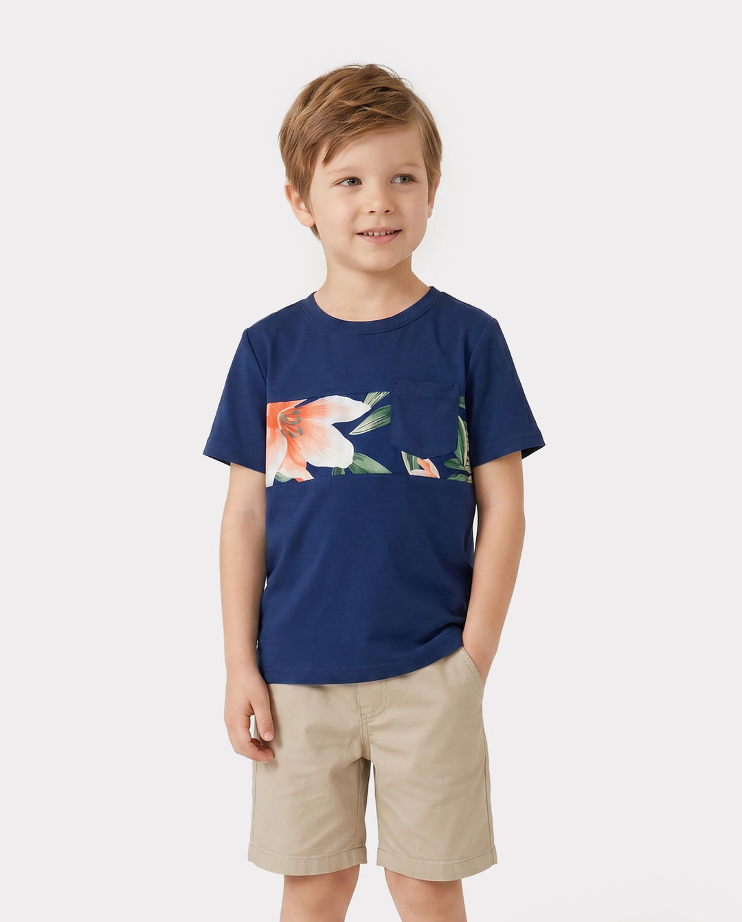 Conjuntos familiares a juego: camisetas de manga corta con paneles florales o vestidos midi con cuello en V y tirantes finos con estampado floral completo y broche oculto en azul real.
