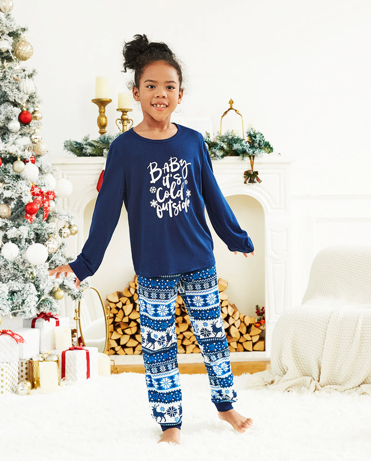 Pijama navideño con renos y letras a juego para toda la familia, en azul oscuro.