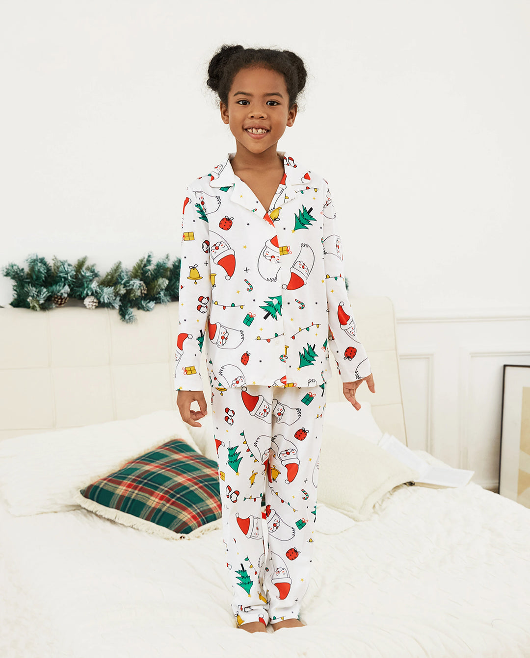 Conjunto de pijama de manga larga con estampado navideño familiar, colorido y festivo, con calcetines navideños blancos