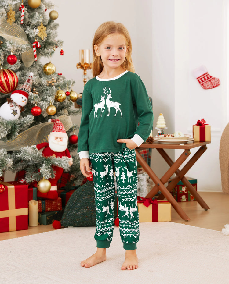 Conjunto de pijama familiar navideño con renos que brillan en la oscuridad, pantalones con estampado completo y calcetines navideños de color verde negruzco.