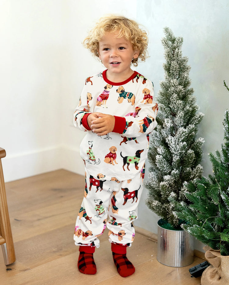 Conjunto de pijama familiar navideño a juego con estampado de varios perros y calcetines navideños color albaricoque