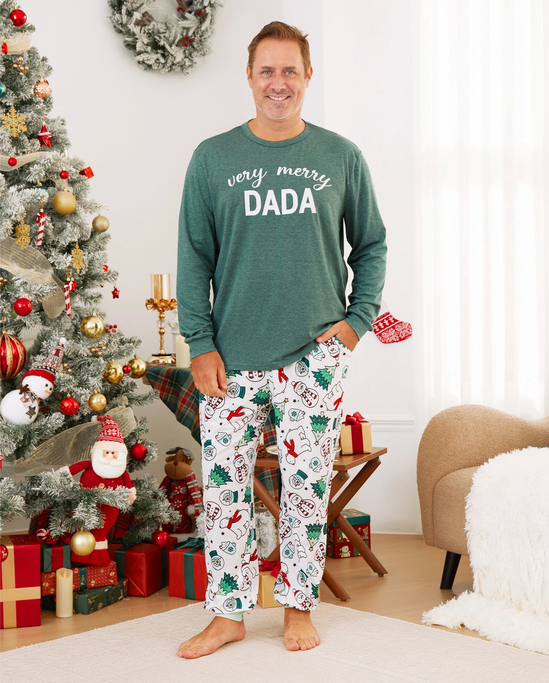 Pijama familiar navideño de manga larga con estampado de camisetas verdes alegres y pantalones con calcetines navideños (mediano, verde primavera)