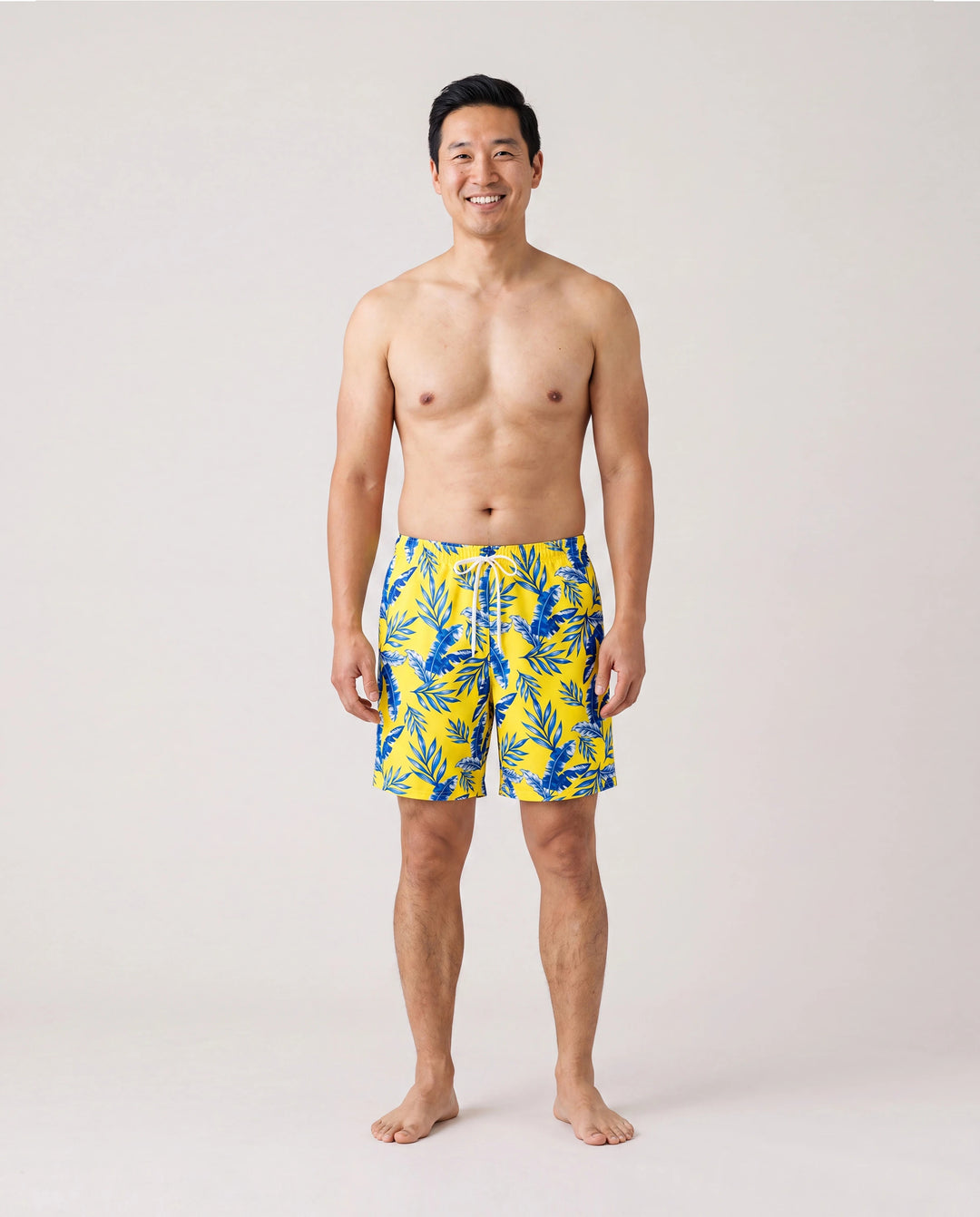 Familientaugliche Badehose mit gelbem Blattprint oder Bikini mit gerüschten Flatterärmeln und optionalem Badeüberwurf gelb