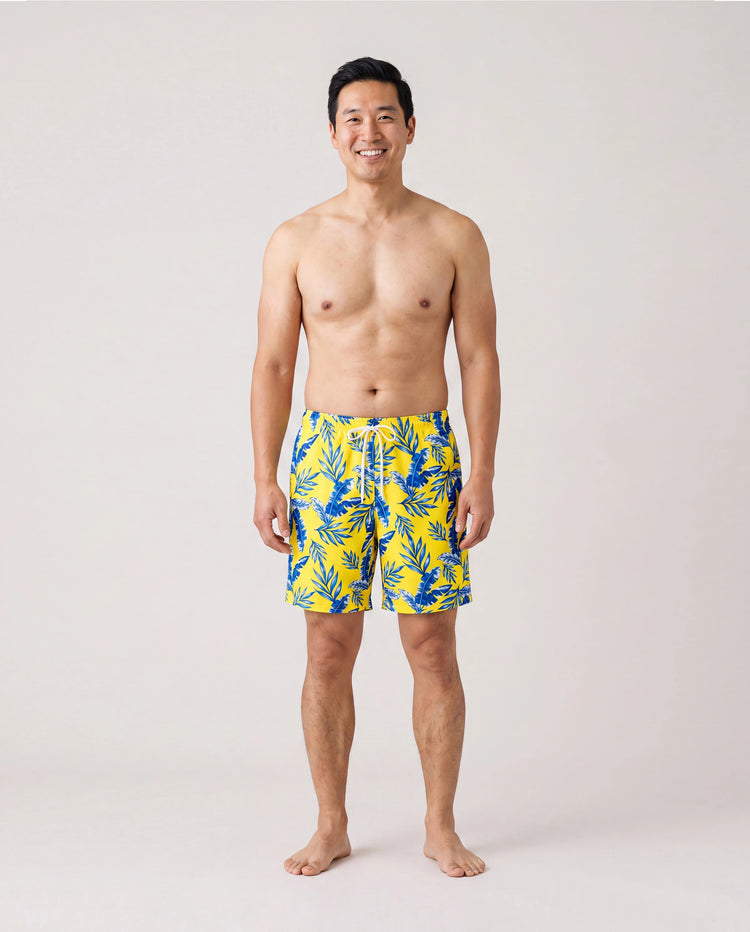 Familientaugliche Badehose mit gelbem Blattprint oder Bikini mit gerüschten Flatterärmeln und optionalem Badeüberwurf gelb