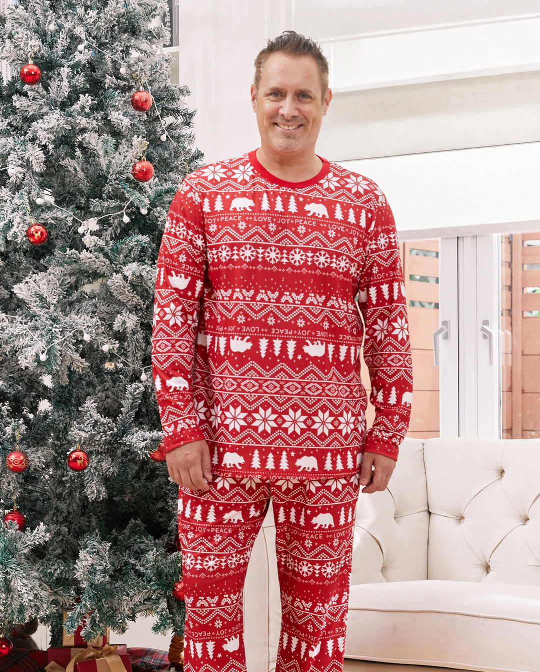 Pijamas familiares a juego con estampado navideño tradicional y calcetines navideños rojos