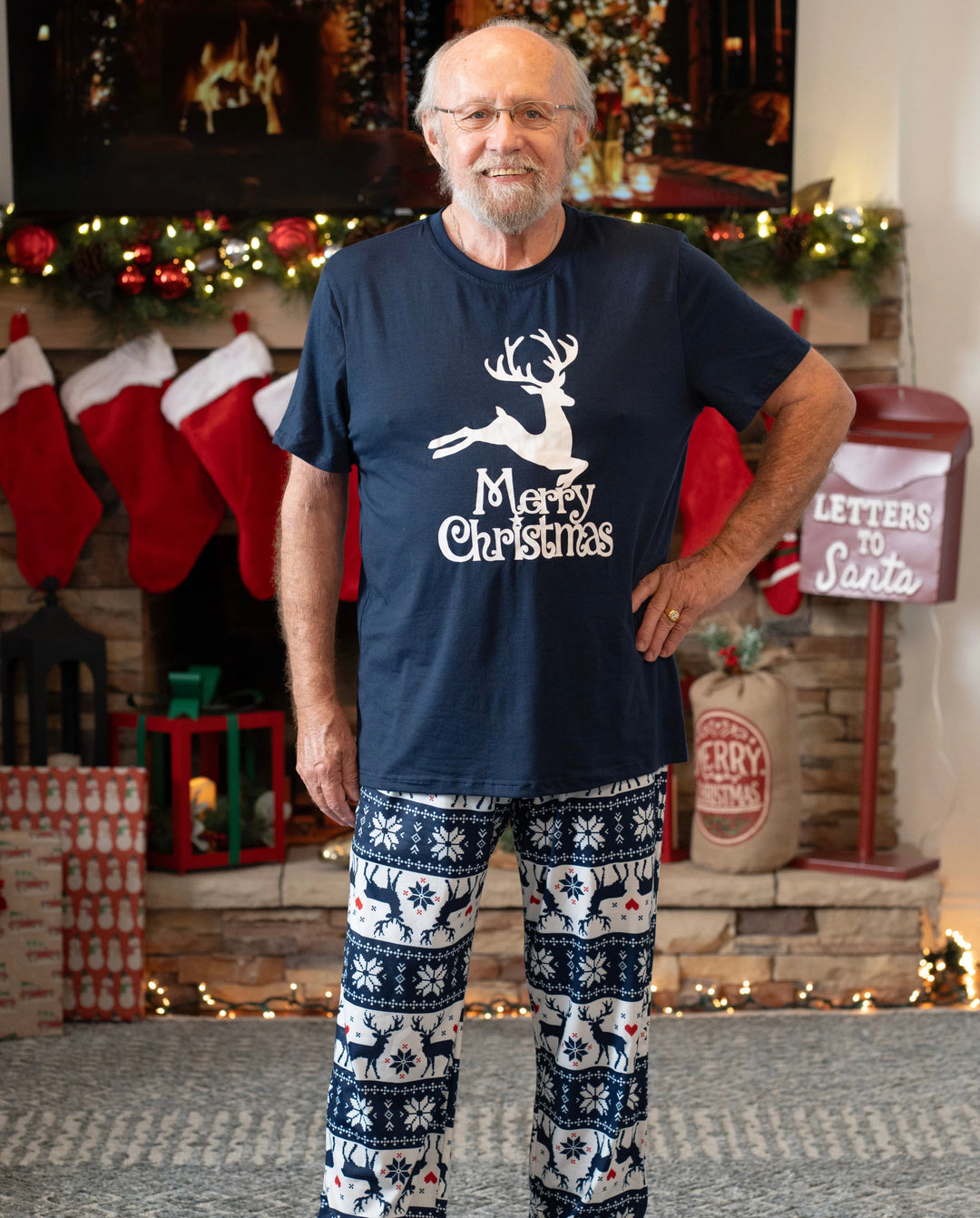 Pijamas familiares a juego con estampado navideño de renos que brillan en la oscuridad y calcetines navideños en azul oscuro