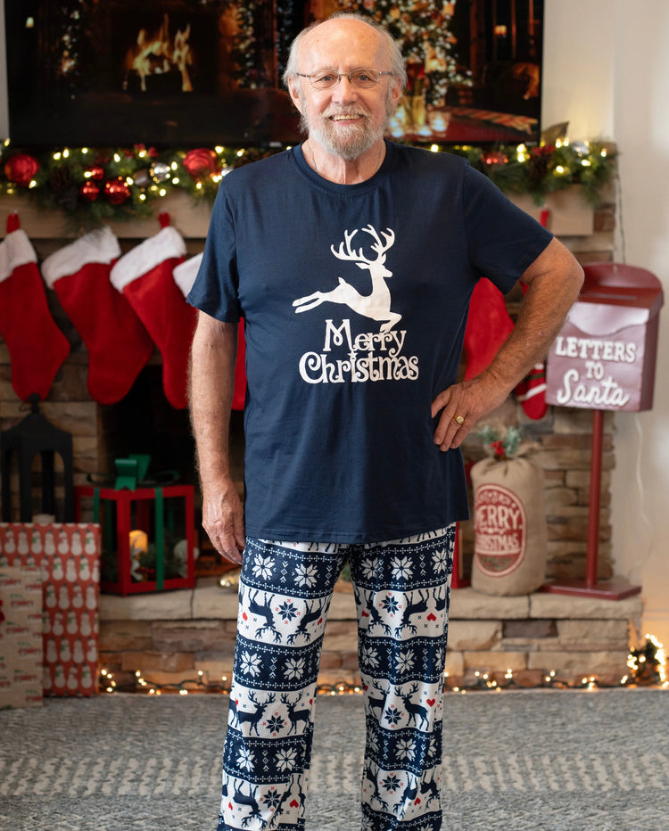 Pijamas familiares a juego con estampado navideño de renos que brillan en la oscuridad y calcetines navideños en azul oscuro