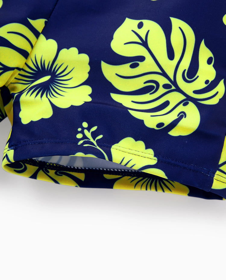 Conjunto de bañador corto para niño pequeño con estampado floral tropical en azul profundo