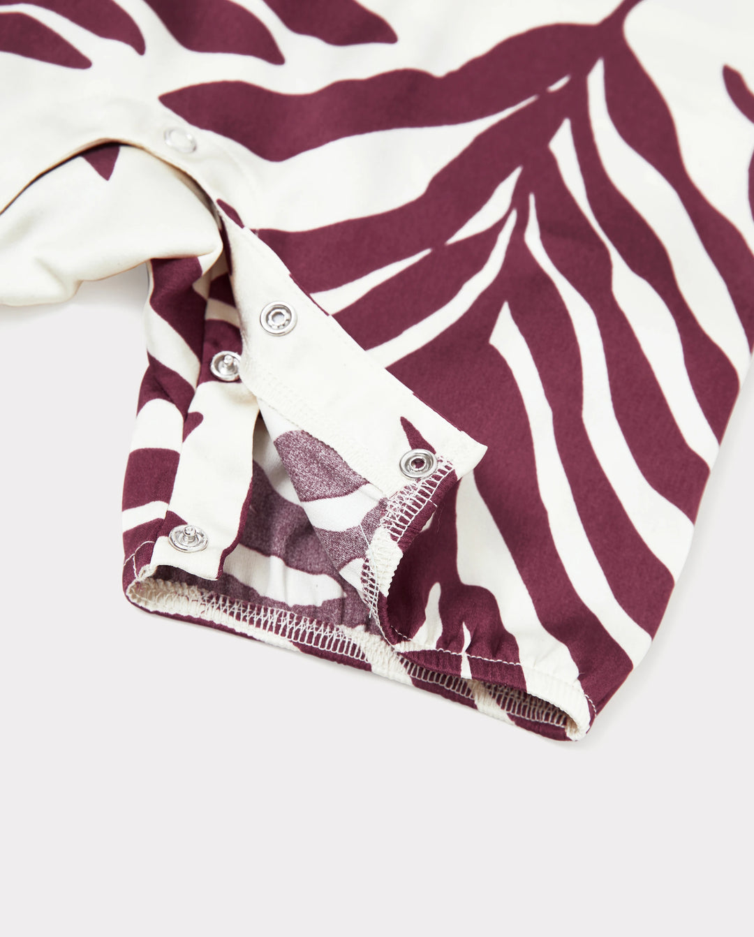 Conjuntos de Papá e Hija Camisas con Estampado de Hojas Rojas y Vestido con Cinturón de Tirantes para Hawái/Crucero/Resort/Ropa Casual Blanco