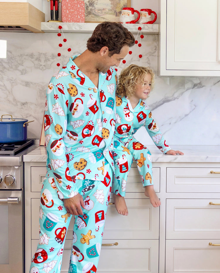 Pyjamas de Noël assortis pour la famille, imprimé bonhommes en pain d’épices et mug, bleu