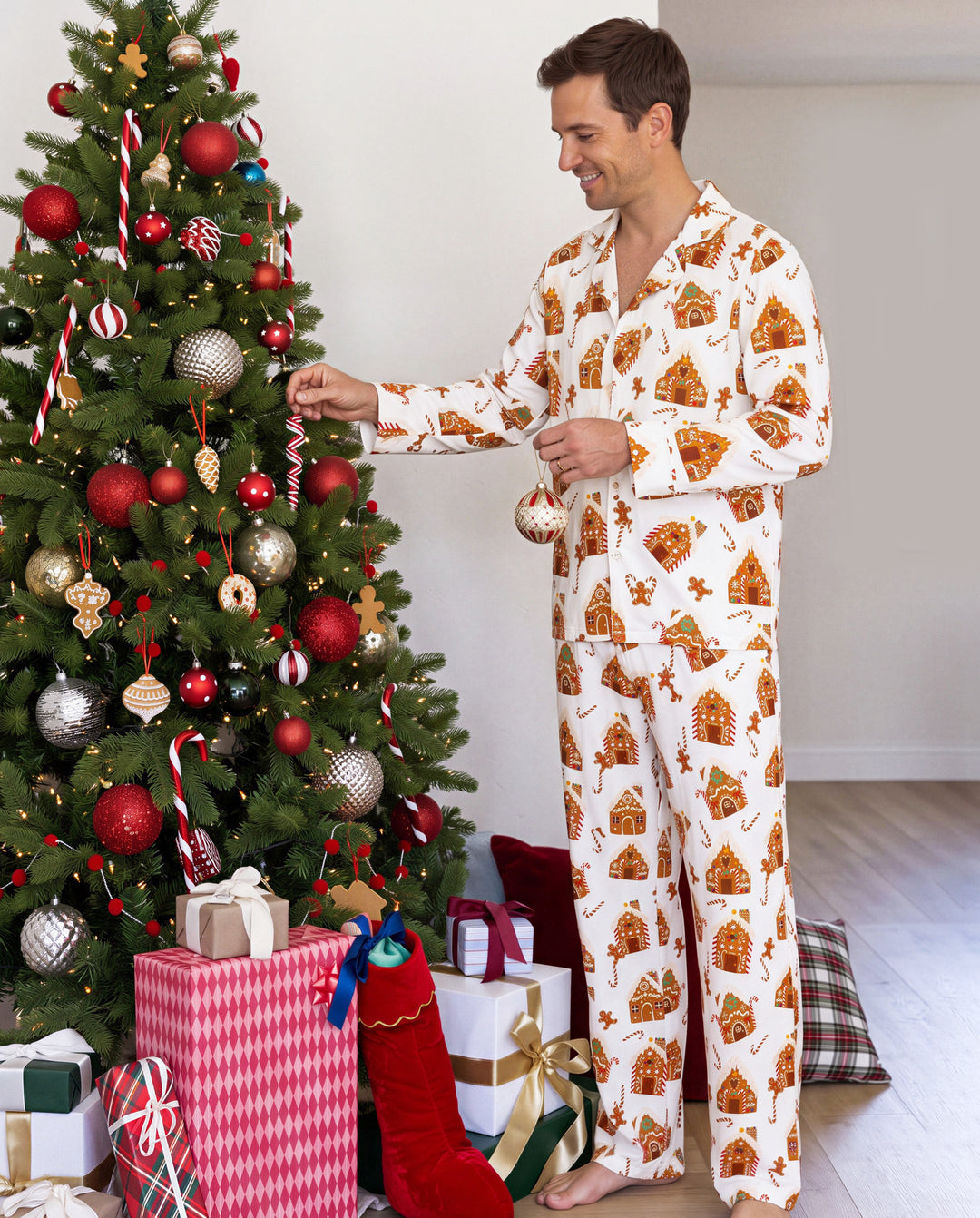 Pijamas navideños a juego para toda la familia con estampado de casas de jengibre, marrón