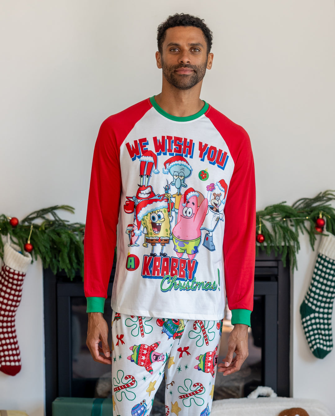 Conjuntos de pijamas navideños a juego con bloques de colores y calcetines navideños de Bob Esponja.