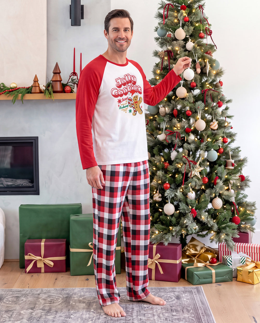 Aufeinander abgestimmte Weihnachts-Pyjamas für die ganze Familie mit Lebkuchen- und Karomuster in Rot