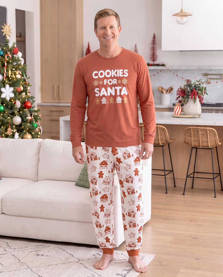 Aufeinander abgestimmte Weihnachts-Pyjamas für die ganze Familie mit Lebkuchen-Aufdruck in Rot