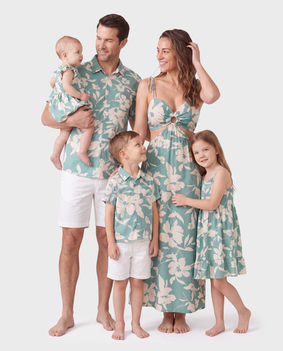Ensemble familial assorti avec chemise à manches courtes ou robe froncée à imprimé feuilles vertes