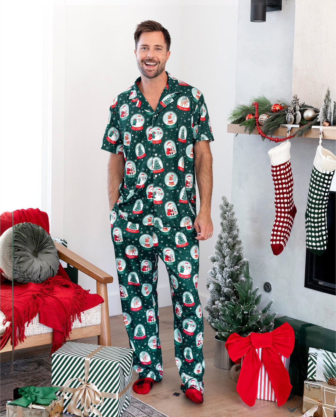 Conjunto de pijama familiar navideño a juego con estampado navideño de Papá Noel en turquesa