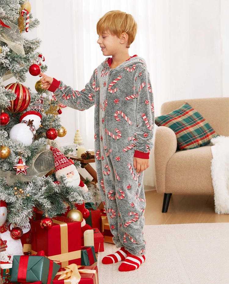 Pijamas de una pieza a juego con trajes navideños, estampado de bastón de caramelo (brillan en la oscuridad) y calcetines navideños negros.